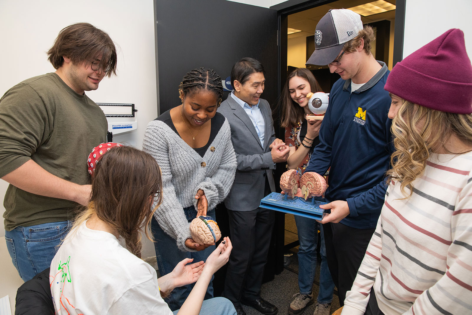 Students observe brain activity in a psychology experiment