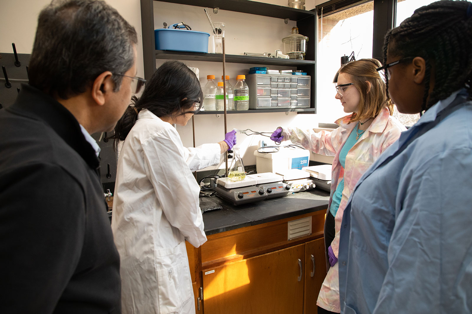 Students work together on chemistry project