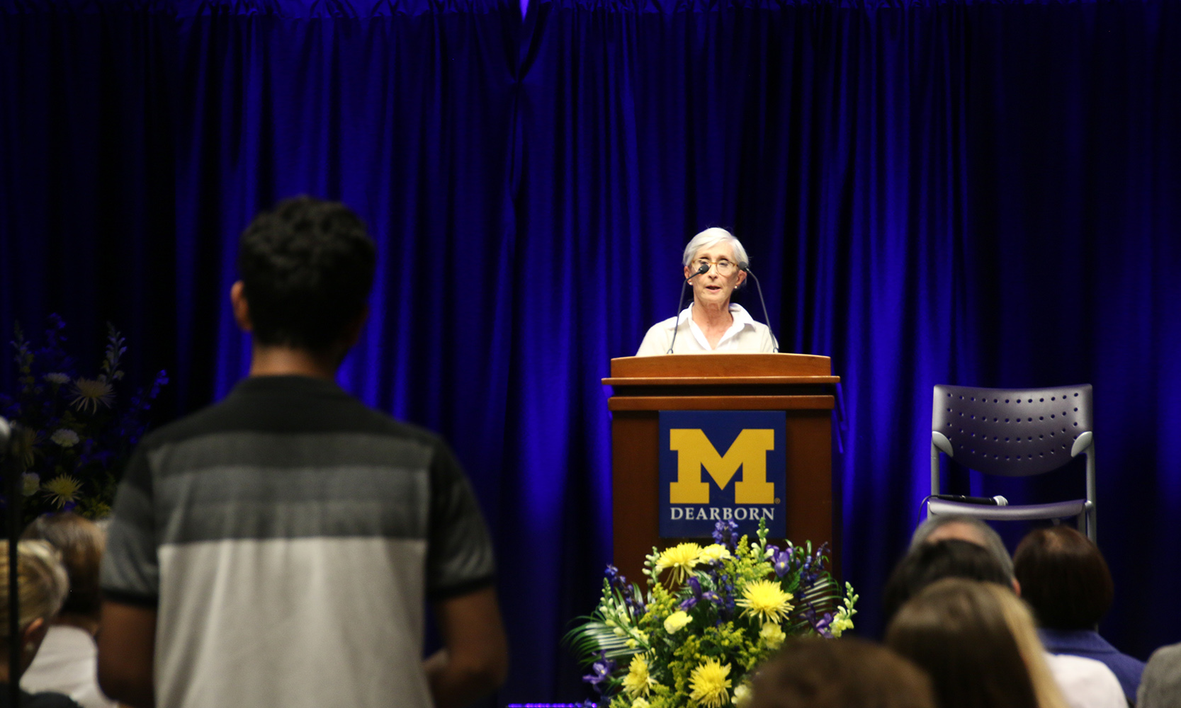 Twyla Tharp speaking to a group at the Talent Gateway from behind a podium
