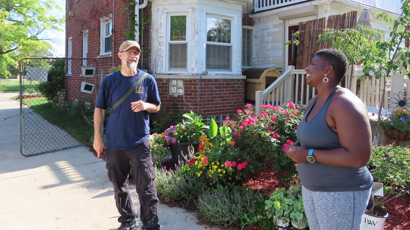 Professor Paul Draus speaks with Detroit resident Katrina Lombard to hear her ideas for the Alley Activation project