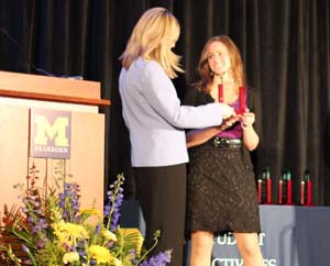 Jessica Reed accepts Distinguished Student Leader award