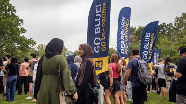 Students gather in a group during Wolverine Welcome Day