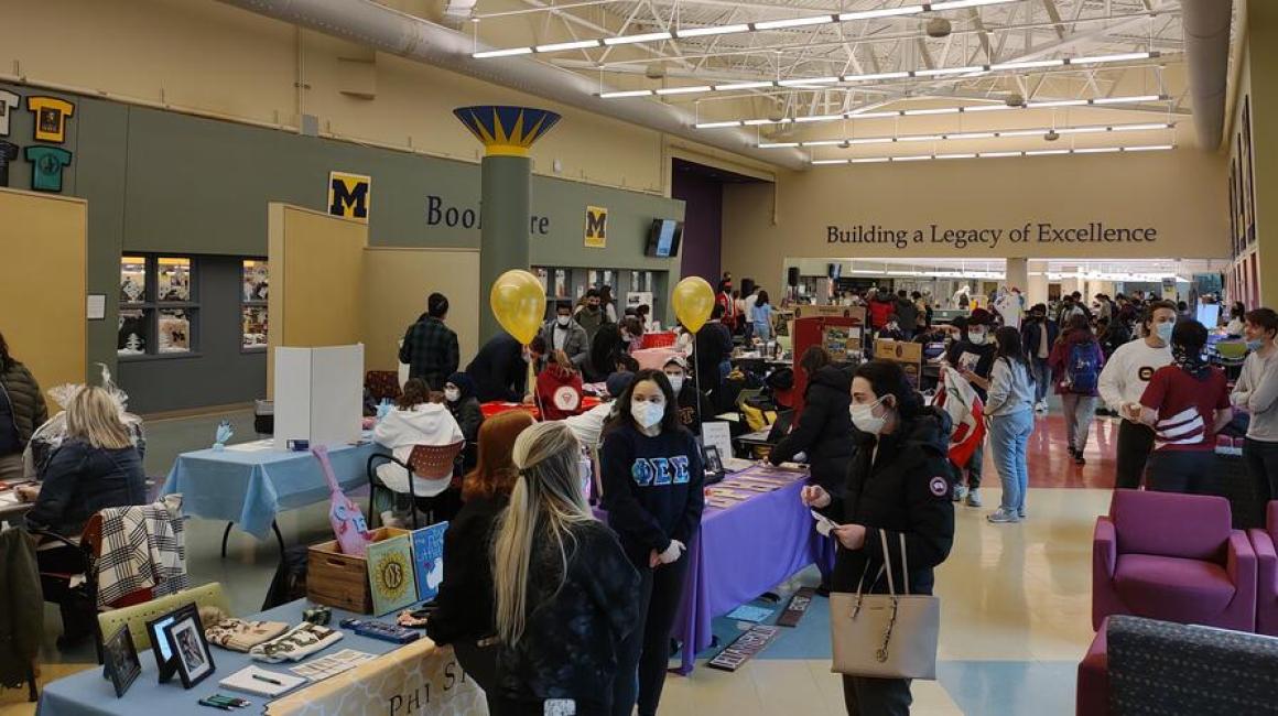 Students looks at the variety of clubs and organizations available to join at the 2022 Involvement Fair. Photo by Rudra Mehta