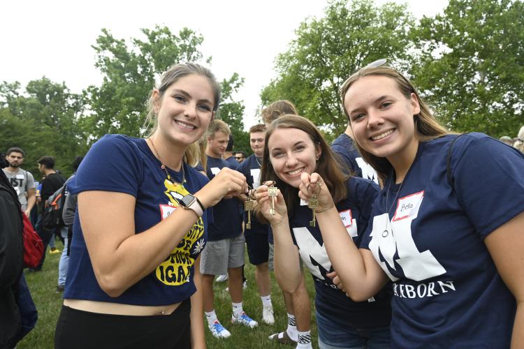 Photo of incoming students who received their UM-Dearborn keys to campus.
